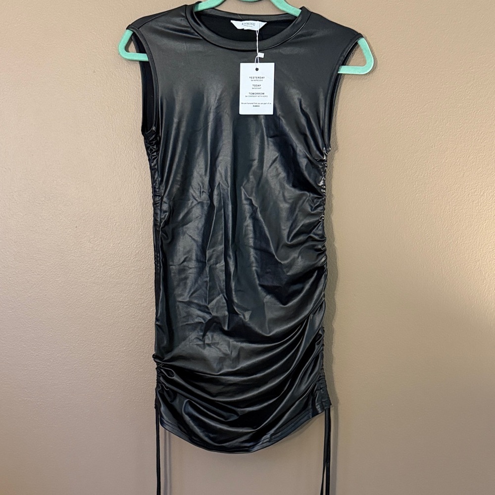 Amisu Shiny Black Ruched Mini Dress
